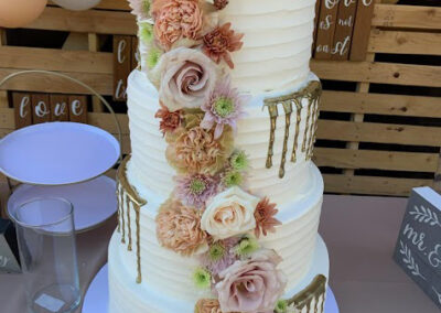 custom-four-tier-wedding-cake-design-with-gold-drip-and-dried-flowers