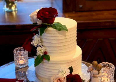 wedding-wake-with-red-and-white-roses